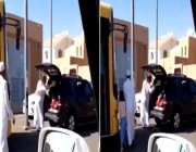 شاهد .. فيديو متداول لـ “أب يعنف طفلتين بحائل” بعد وضعهم في مؤخرة السيارة