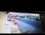 فيديو.. العناية الإلهية تنقذ رجلاً من التعرض للدهس تحت سيارتين متصادمتين