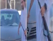 شاهد: شاب يحمل سلاح رشاش ويطلق النار على محل في حفر الباطن