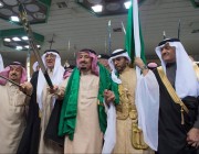 شاهد … لماذا يتفاعل الملك سلمان دائماً مع العرضة السعودية؟