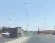 فيديو.. توقيف سائق شاحنة متهور عكَس السير في شارع بنجران