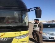 “المرور” يطيح بسائق حافلة طالبات ظهر في مقطع فيديو وهو يقود بتهور