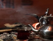 طالبة بالسنة الخامسة طب تبيع الشاي بأحد طرق الرياض.. وتوضّح السبب (فيديو)