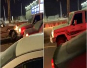 بالفيديو .. سائق سيارة يهرب من رجل مرور ويصدم عدداً من المركبات في حائل