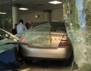 سيارة تقتحم واجهة مستشفى في الظهران وتصيب 4 أشخاص (فيديو)
