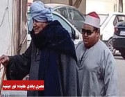 فيديو .. قصة سبعيني مصري يرافق حفيده الكفيف إلى الجامعة يوميًّا