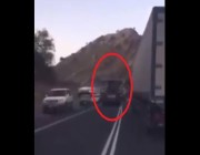 فيديو.. تهور سائق شاحنة تجاوز السيارات في منحنى خطر كاد يتسبب في حـادث مروع
