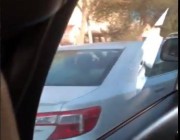 فيديو.. شاب يضايق مركبة طالبات معرضًا حياتهن للخطر ويعتدي على قائدها