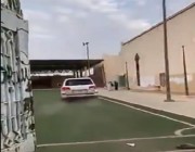 الرياض: توقيف شاب اقتحم بسيارته مدرسة ثانوية وفحّط داخلها (فيديو)