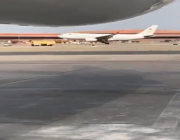 شاهد.. طائرة تهبط اضطرارياً داخل مطار جدة بعد إقلاعها بوقت قليل