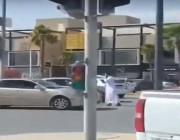 شاهد.. شاب يتطوع لتنظيم حركة السير بأحد شوارع الرياض بعد تعطل إشارة المرور