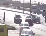 فيديو.. عدد كبير من السيارات تعكس السير وتتسبب في فوضى مرورية وحـادث تصادم بالرياض