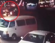 فيديو.. قائد مركبة يعترض الطريق بسيارته ويتسبب بحادث لإنقاذ امرأة وطفلتها من الدهس