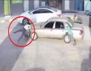 متهور يدهس شخصاً في محطة وقود بالدمام خلال هروبه من دفع قيمة “البنزين” (فيديو)