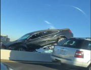 فيديو.. حادِث تصادم مروع بين عدد كبير من السيارات على جسر في تبوك