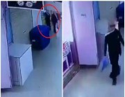 بالفيديو: شاب ملثم يتحرش بـ”فتاة” داخل سوق بـ”وادي الدواسر”
