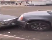 فيديو.. صاحب محل غاضب يدفع سيارة متوقفة أمام باب محله إلى وسط الشارع