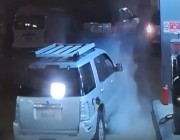 فيديو.. النيران تشتعل في سيارة أثناء تعبئتها بالوقود وسرعة بديهة مواطن تنقذ الموقف