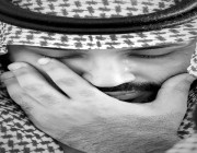 صورة مؤثرة لولي العهد أثناء دفن الأمير طلال بن سعود