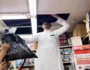 فيديو.. صاحب محل يلجأ لحيلة ماكرة لبيع السجائر مجهولة المصدر في الرياض
