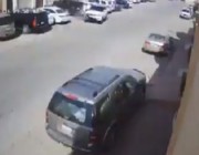 متهور يصدم عددا من السيارات كانت متوقفة أمام منزل بالرياض(فيديو)