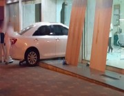 سيارة تقتحم واجهة بنك بالمجاردة.. والجهات الأمنية تباشر (صور)