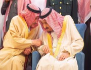 الملك سلمان يؤدي صلاة الميت على الأمير طلال بن سعود بن عبدالعزيز