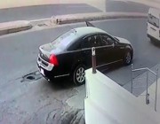 فيديو.. سرقة سيارة في وضع التشغيل بجدة بعدما أنزل الجاني طفلاً منها بقوة