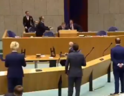 وزير الصحة الهولندي يسقط بشكل مفاجئ خلال كلمة عن “كورونا” (فيديو)