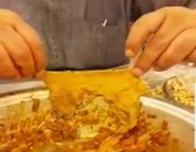 “أمانة مكة” ترد على مقطع فيديو متداول لقطعة قماش داخل وجبة بأحد المطاعم