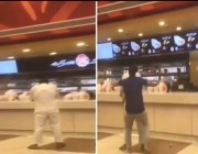 أول فيديو لحظة القبض على مقتحم مطعم البيك في الرياض وهو في حالة غير طبيعية