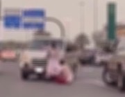 فيديو متداول لمقيم يطعن آخر من بني جلدته وسط طريق عام بمكة.. والشرطة تلقي القبض عليه