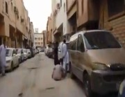 فيديو يرصد مخالفة عمالة وافدة لقرار منع التجول في أحد الأحياء الشعبية جنوب الرياض