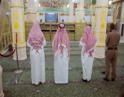 صور.. تطبيق التباعد الاجتماعي بين المصلين في المسجد النبوي للوقاية من “كورونا”