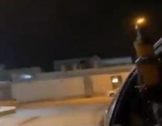 فيديو متداول لشابين يتجولان بسيارة أثناء المنع.. وأحدهما يطلق النار من رشاش في حي سكني