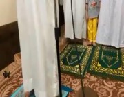 في أجواء روحانية.. مواطن يوثّق أول صلاة تراويح بمنزله مع أهل بيته (فيديو)