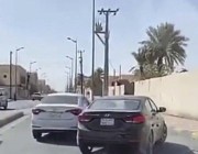 “شرطة عسير” تقبض على مواطن ظهر في فيديو يصدم مركبة ويعتدي على قائدها في بيشة