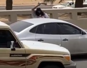 فيديو.. شخص يوقف سيارة وسط طريق سريع ويشهر “ساطوراً” ويتلفظ بعبارات غير مفهومة