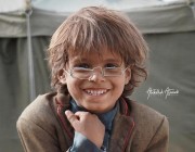 “مدير مشروع مسام لنزع الألغام” يشتري نظارة بدائية صنعها طفل يمني نازح بـ 10 آلاف دولار (صور)