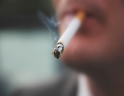 دراسة طبية تكشف “حقيقة” ما يفعله كورونا بالمدخنين