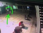 فيديو يوثق لحظة وفـاة ضابط مصري متقاعد خلال أدائه الصلاة بأحد المساجد