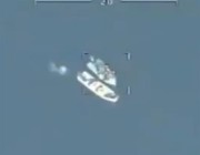 فيديو يظهر تفخيخ الحوثيين لقارب مسير في البحر الأحمر