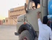 شاب سعودي يعمل على صهريج مياه في عرعر: نظرة المجتمع ممتازة (فيديو)
