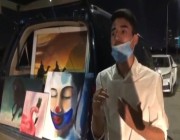 طالب ثانوي يجذب الأنظار بعرض لوحاته الفنية في شوارع الخبر “فيديو”