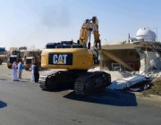 إزالة محطة وقود و14 محلًا تجاريًا وتعديات على أراض حكومية في جدة