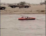 فيديو.. مواطن يستغل أمطار نجران الغزيرة للتجول بقاربه في أحد الأودية