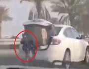 فيديو متداول لامرأة تجلس في صندوق سيارة سائرة على إحدى الطرق في البحرين