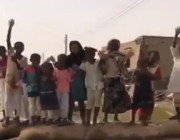 “يحيا الملك سلمان”.. هتافات عفوية لعدد من أطفال السودان أثناء استقبال آبائهم العائدين بالمساعدات الإغاثية السعودية (فيديو)