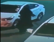 فيديو.. القبض على شخص سرق حقيبة امرأة بالقوة وكاد أن يدهسها في الجوف