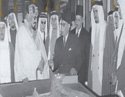 صورة تاريخية للملك عبدالعزيز مع عدد من أبنائه في زيارة للمتحف المصري بالقاهرة